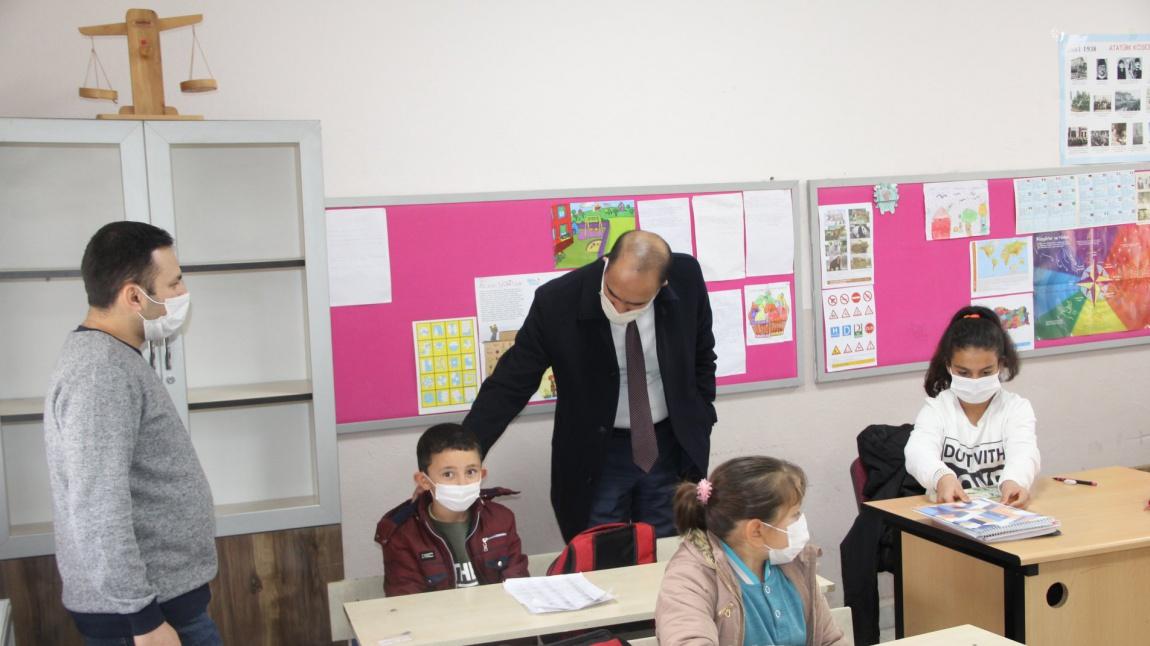 İlçe Milli Eğitim Müdürümüz Sayın Resul Çevik ve Şube Müdürümüz Sayın Ahmet Coşkun okulumuzu ziyaret ettiler.